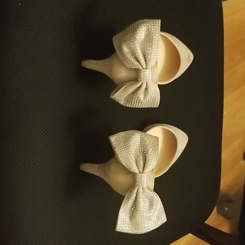 Bow heels